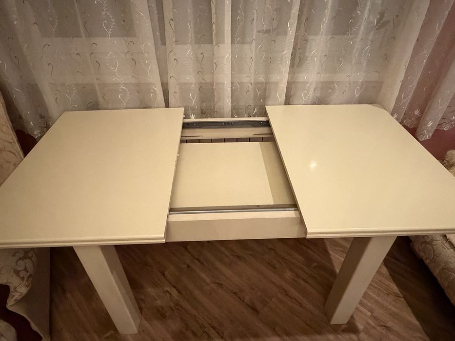 Кухонний деревʼяний стіл