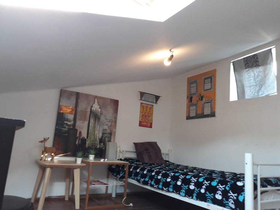 Quarto c/ WC PRIVADO num SOTÃO TETO BAIXO. Centro Lisboa