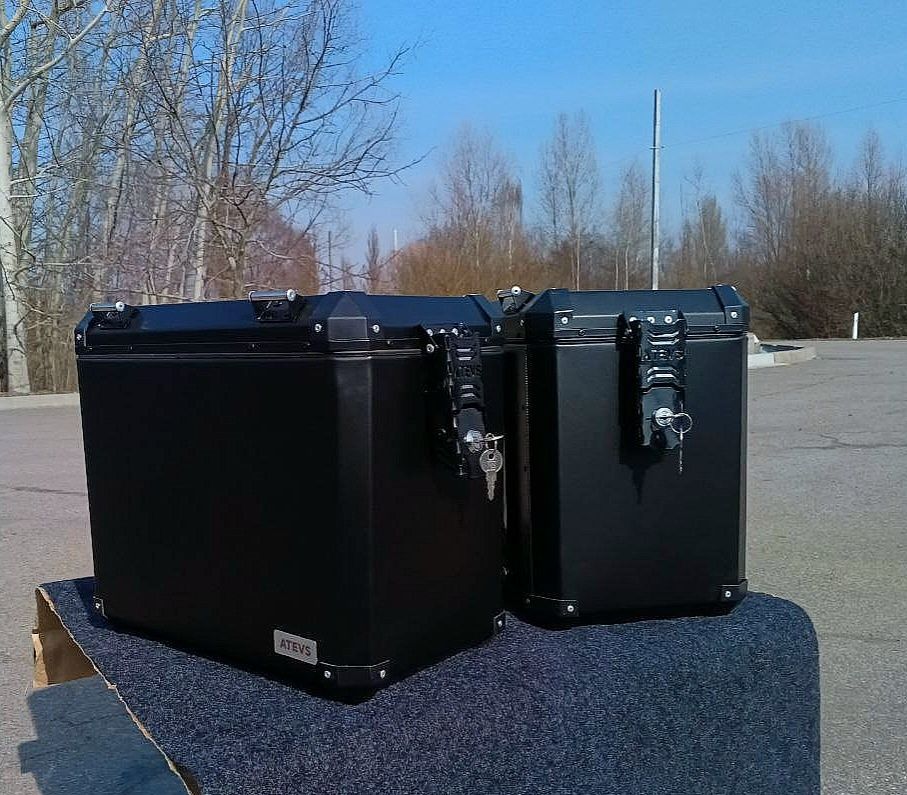 Бокові алюмінієві кофри 32 л ATEVS – Нові, з кріпленням та замком
Укра