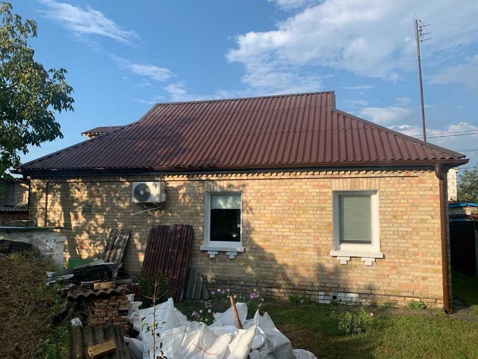 Ремонт покрівлі. Бригада строителей. Покрівельник. Кровельщики