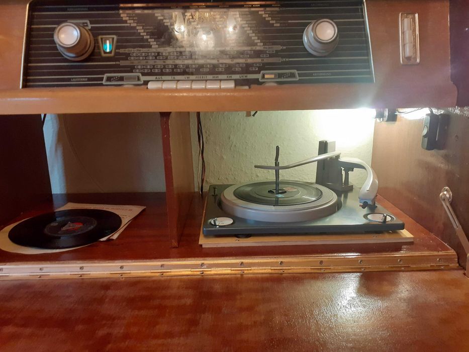 Móvel rádio e gira-discos Tonfunk Stradella