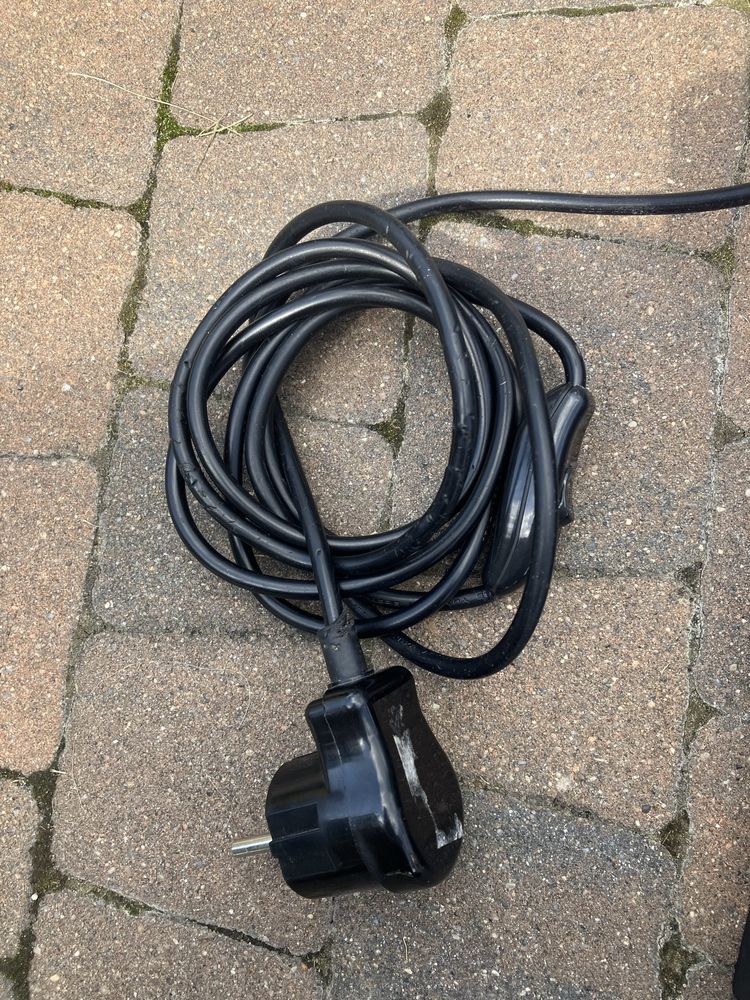 Lampa ścienna drewniano-metalowa z przewodem i żarówką