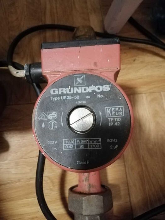 Циркуляционный насос Grundfos UPS 25-50 с гайками б/у