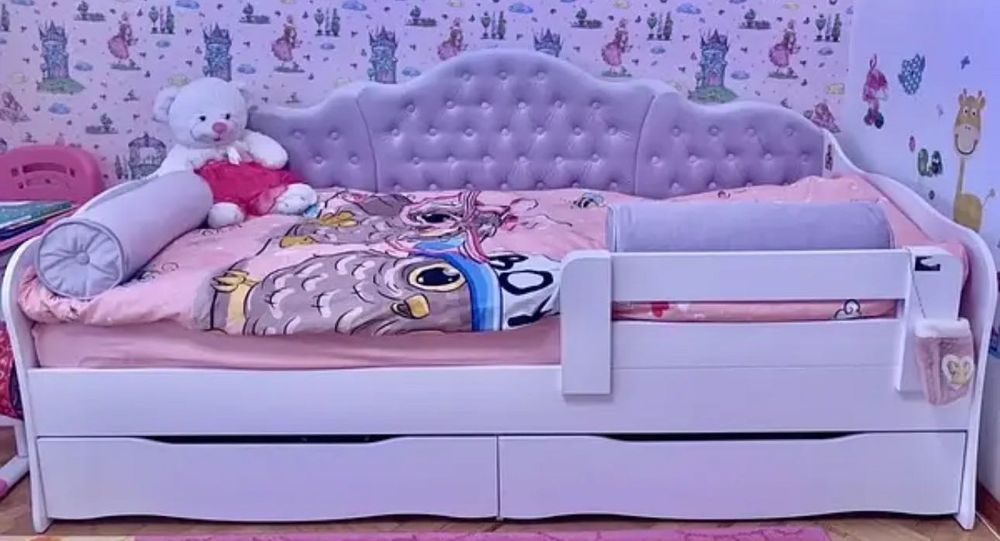 Кровать детская с качественным матрасом в отличном состояние