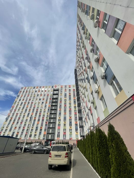 Продам дворівневу з чорновим ремонтом м. Академіка Павлова