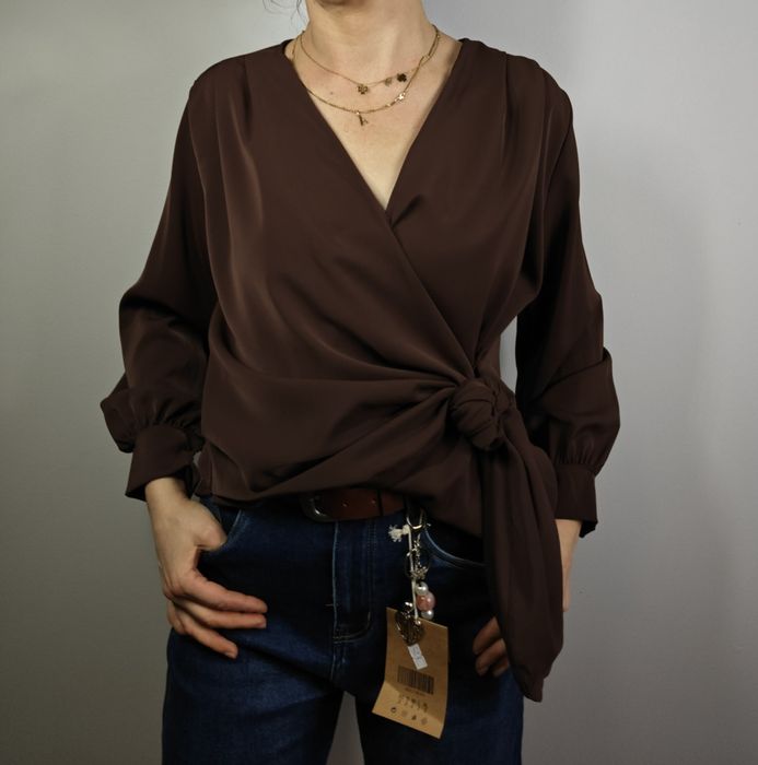 Piękna brązowa damksa bluzka z więzieniem