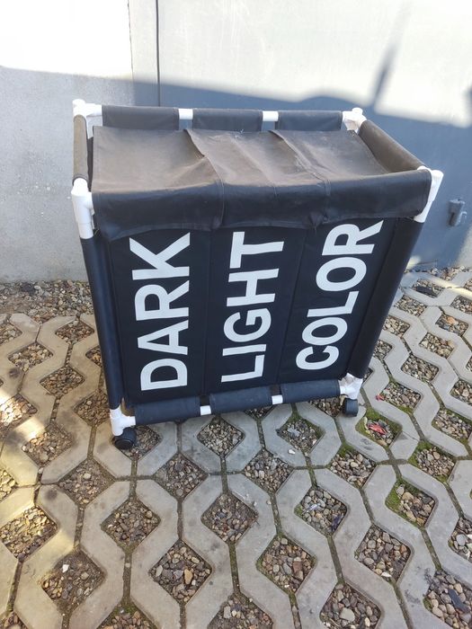 Czarny kosz na pranie segregacja