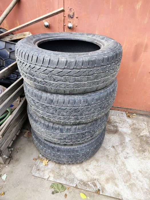 Продам шини 235/65r17