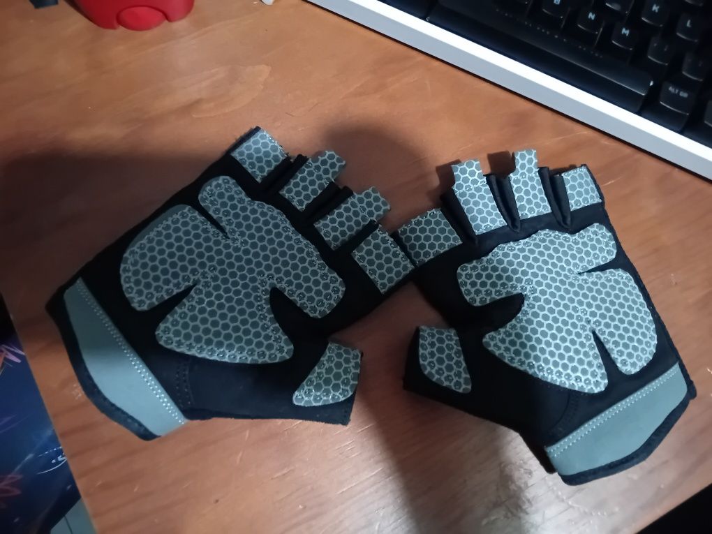 Luvas de ginásio e bicicleta