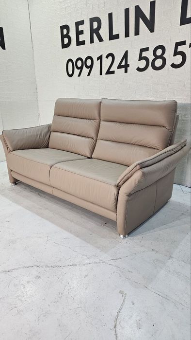 Шкіряний тримісний  диван  бежевий  .  Не  розкладаэться.  Нiмеччина