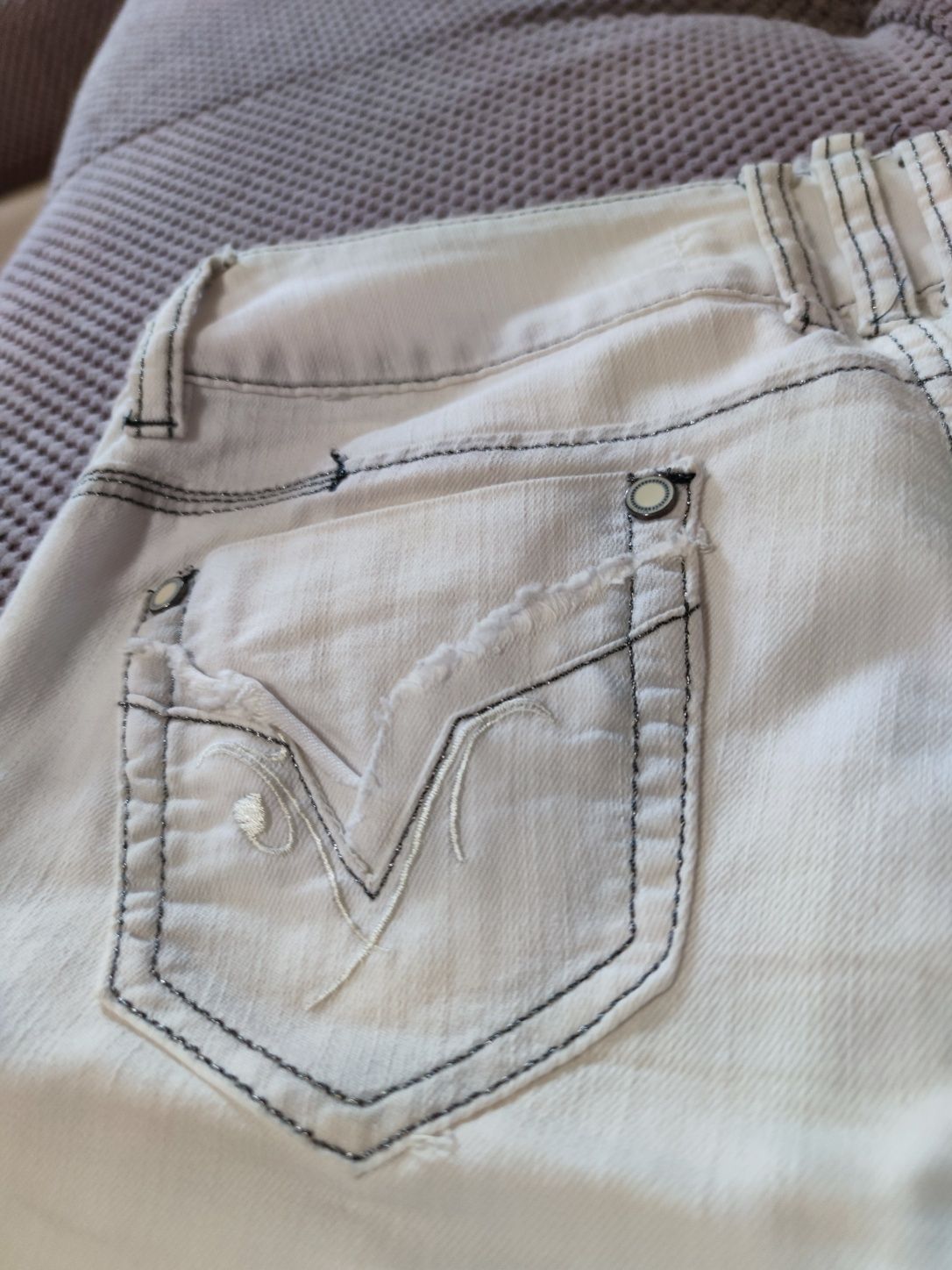 Очень красивые джинсы, с красивыми деталями, размер указан27,см.замеры