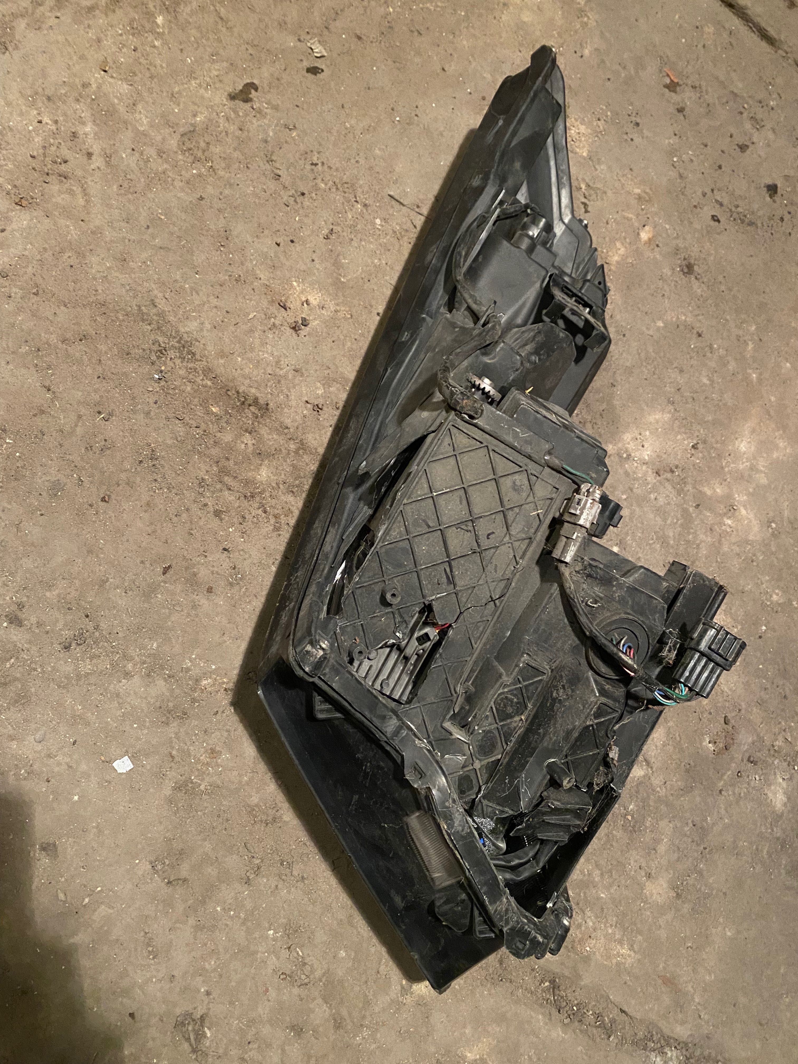 Reflektor Lampa lewa przód Nissan GTR FULL LED 2014- uszkodzona