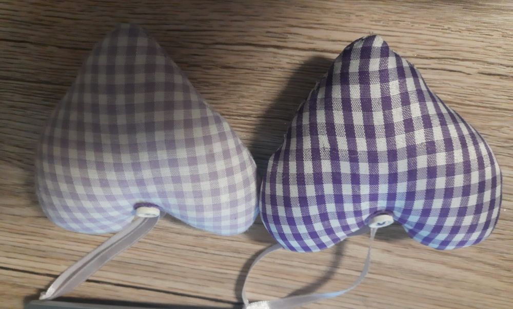 dwa serduszka bawełniane w biało fioletową kratkę, zawieszki