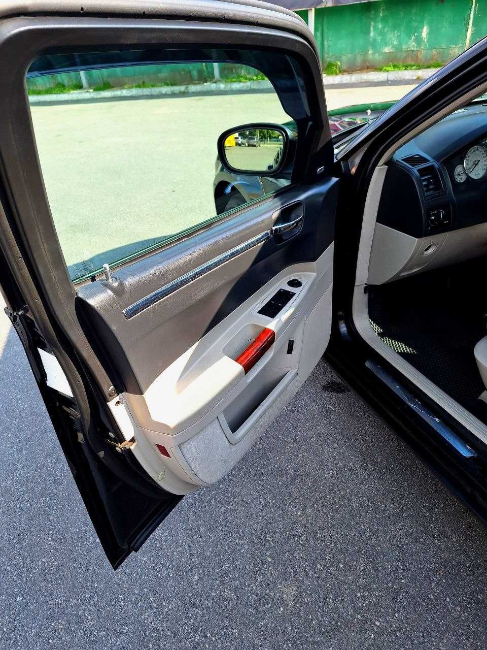 Автомобіль CHRYSLER 300C