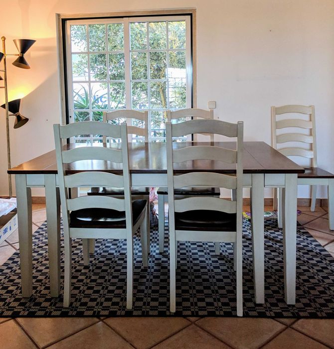 Mesa de madeira de jantar
