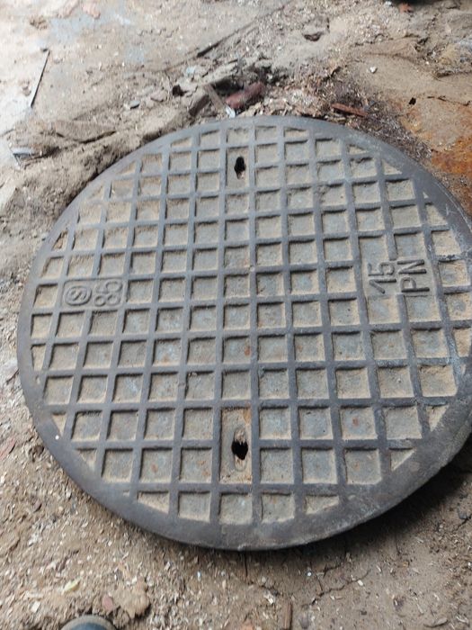 Sprzedam pokrywę , właz do studzienki,  kanalizacji.