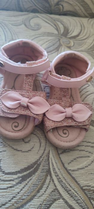 Sandały dla dziewczynki r. 22.