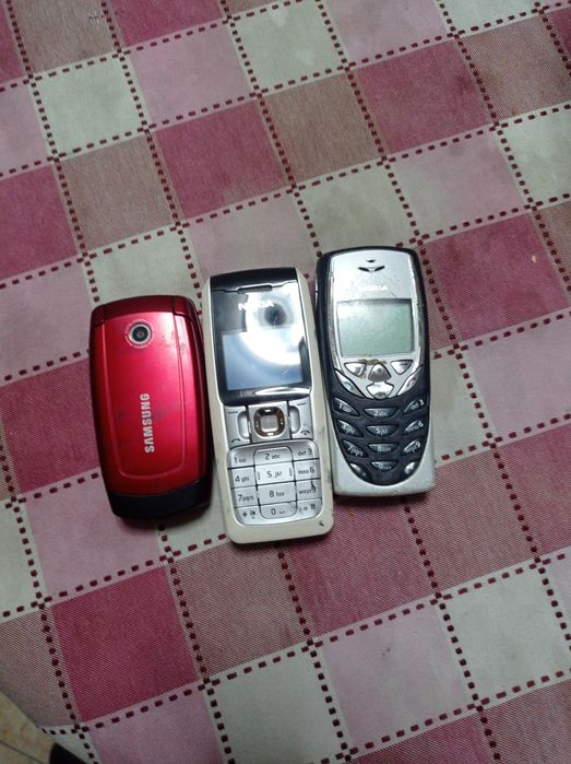 Vários telemóveis