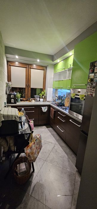 Meble kuchenne ustawienie typu L brązowo-zielone