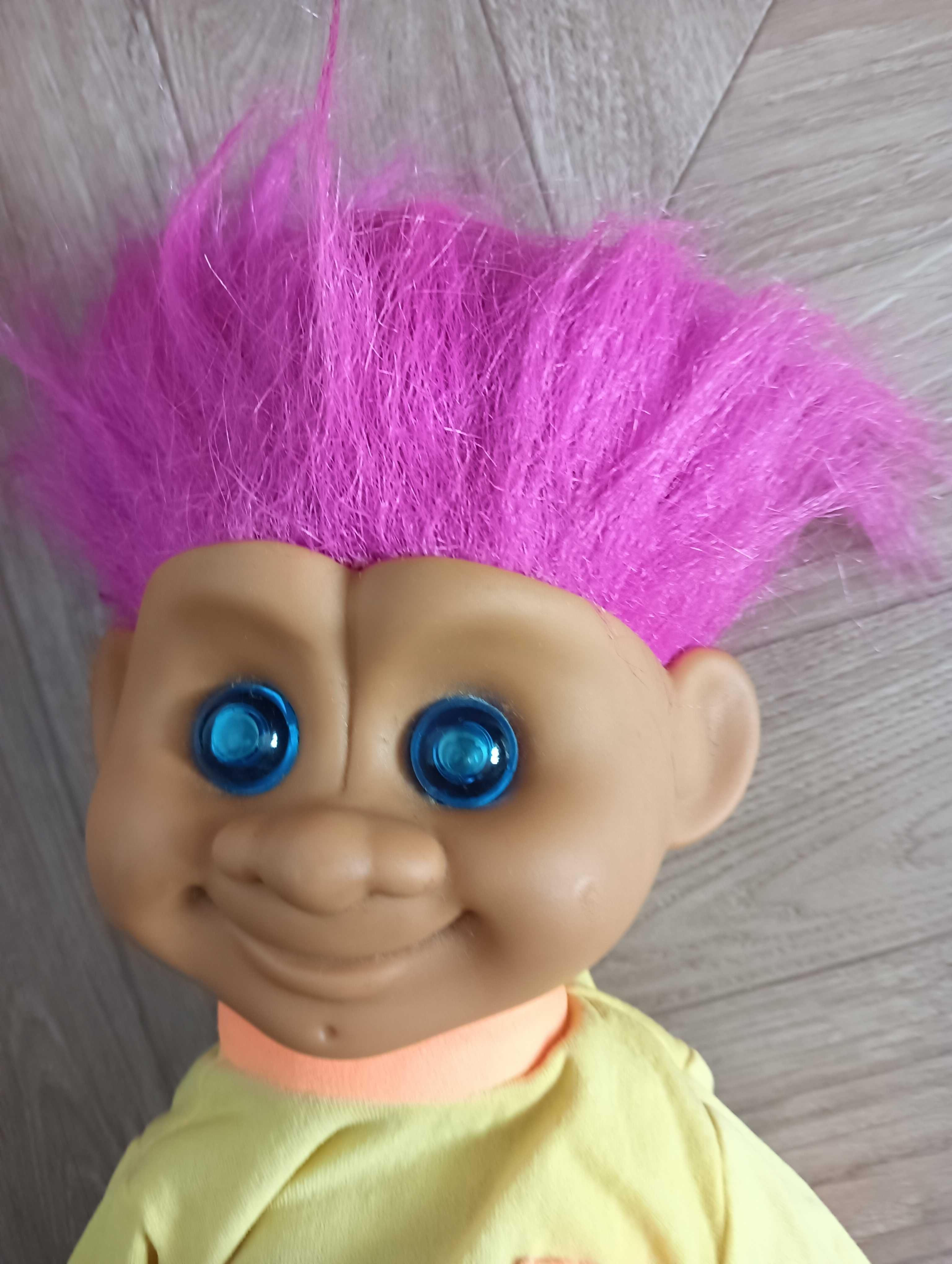 Troll jeżdżący na wrotkach grający lata 90 świecące oczy