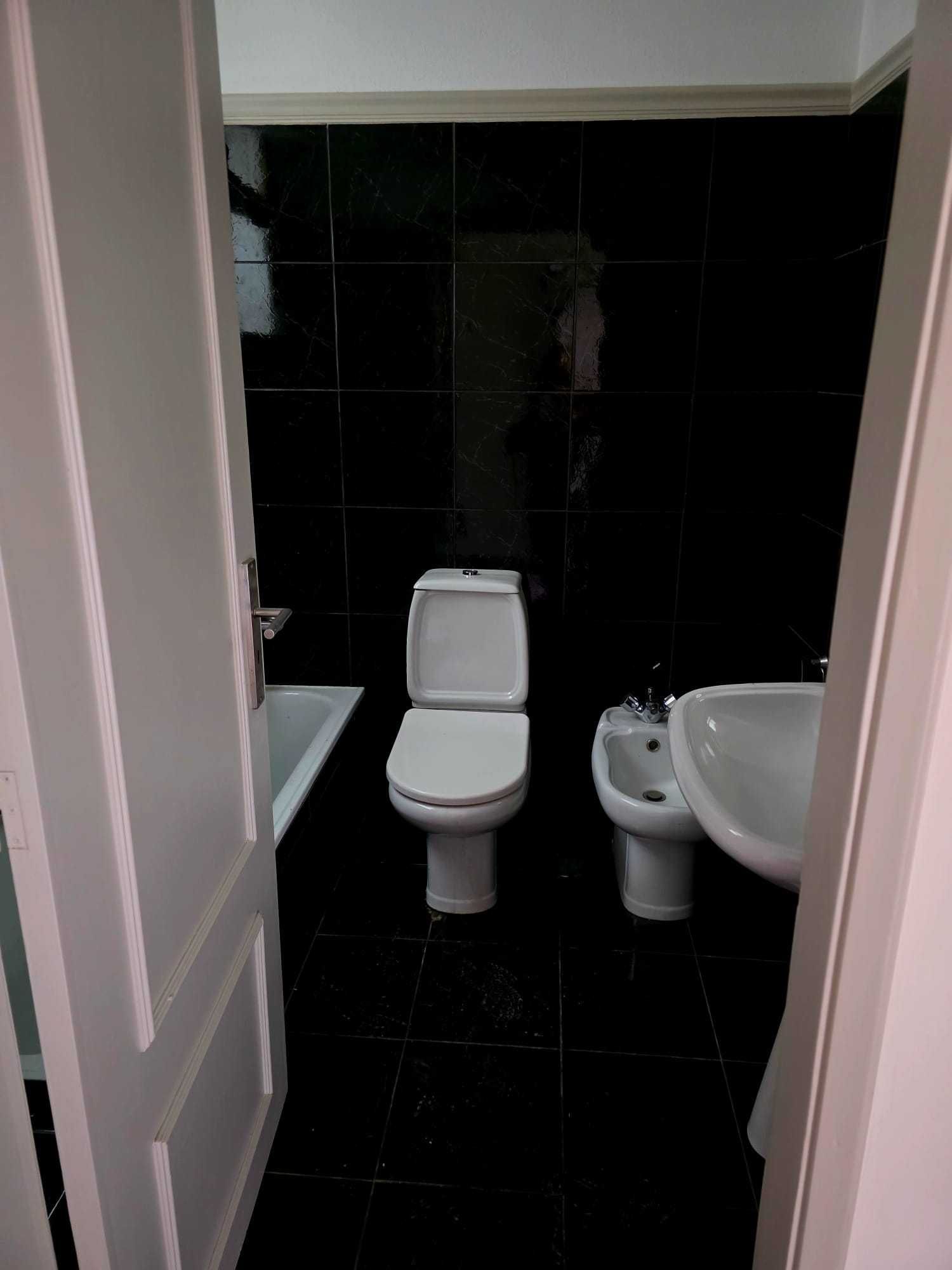 Apartamento T2 + 1 com sotão para Renovar no Centro