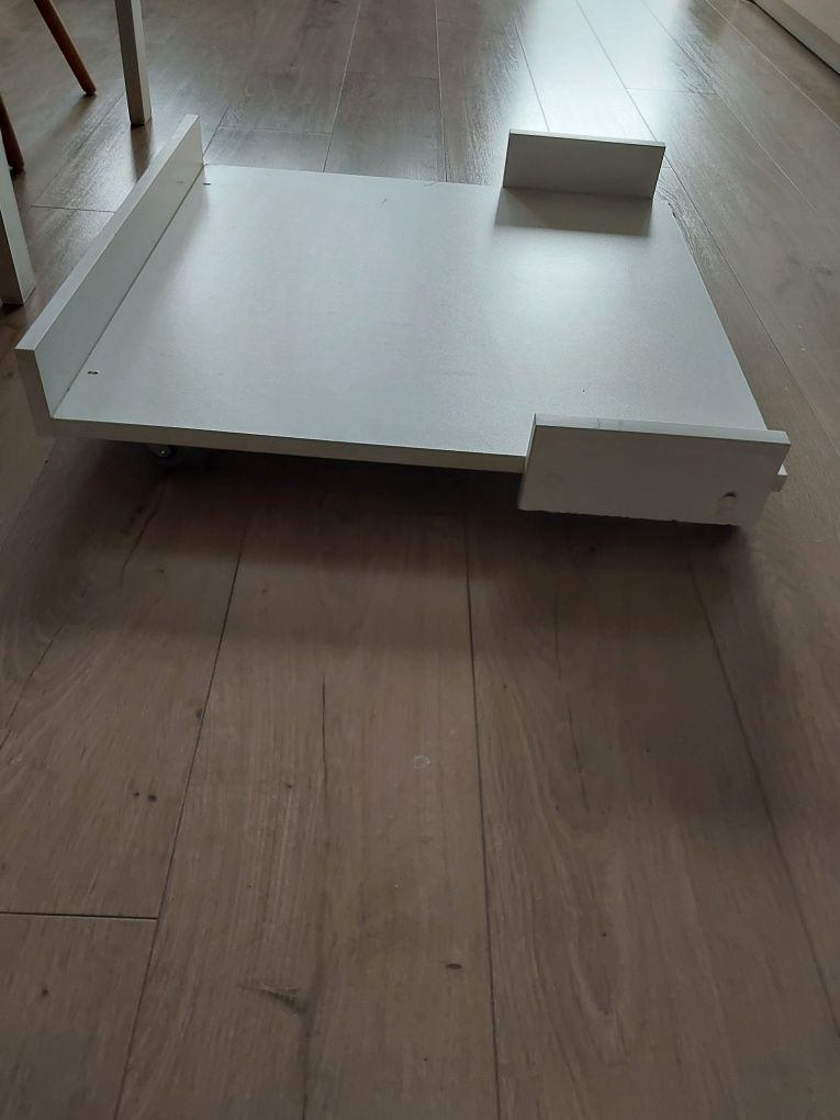 Platforma na kółkach pod pralkę.