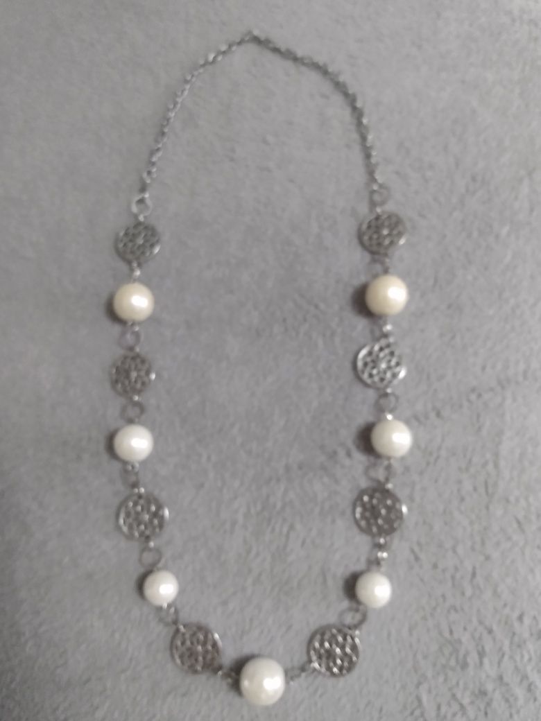 Naszyjnik z białymi perłami