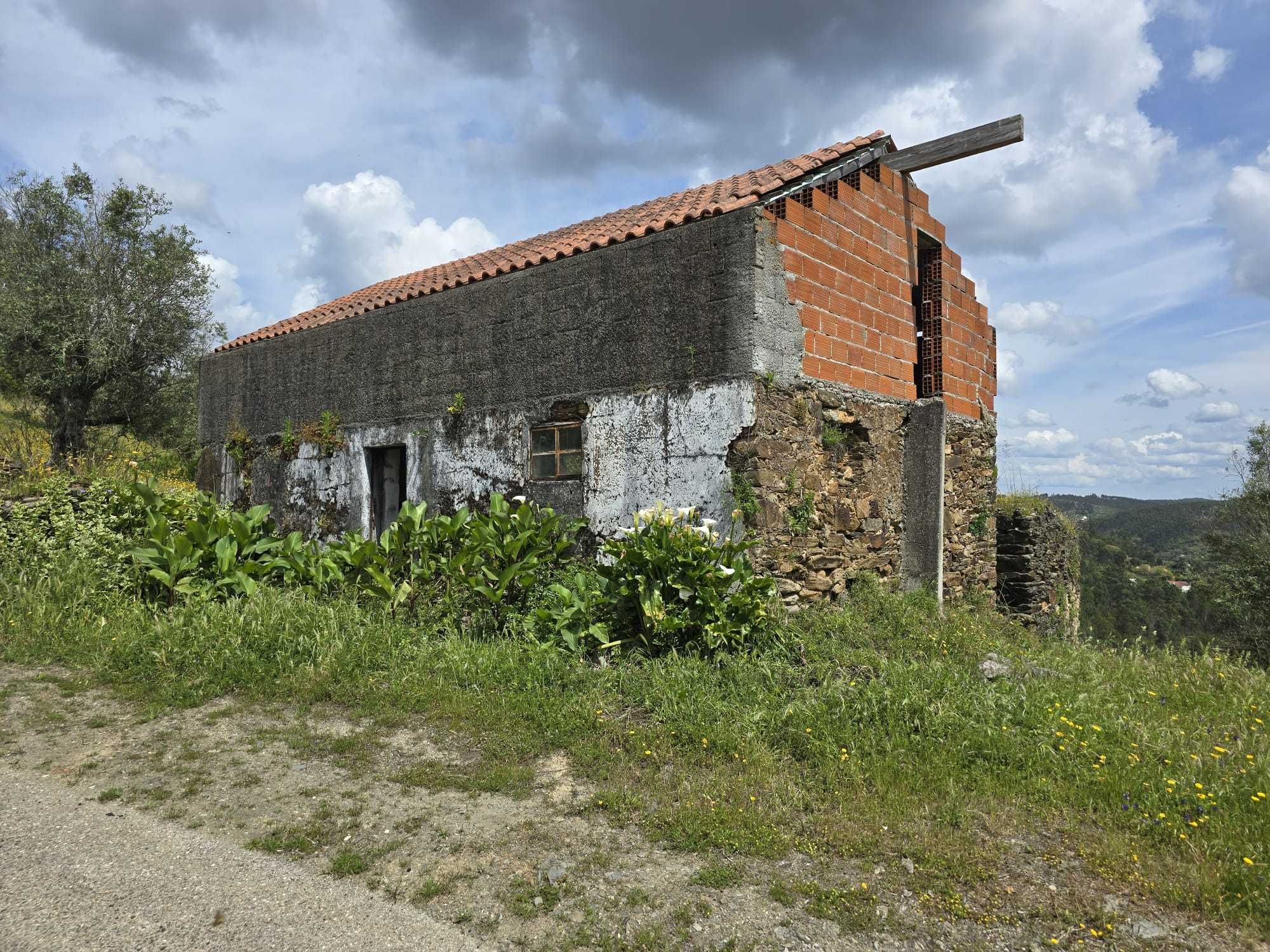 Moradia para Recuperar -Carrapatoso - Fontes - Castelo de Bode