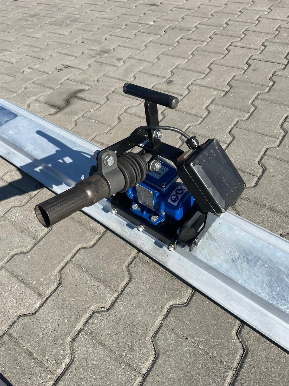 Listwa łata wibracyjna elektryczna 2m ENAR QZE