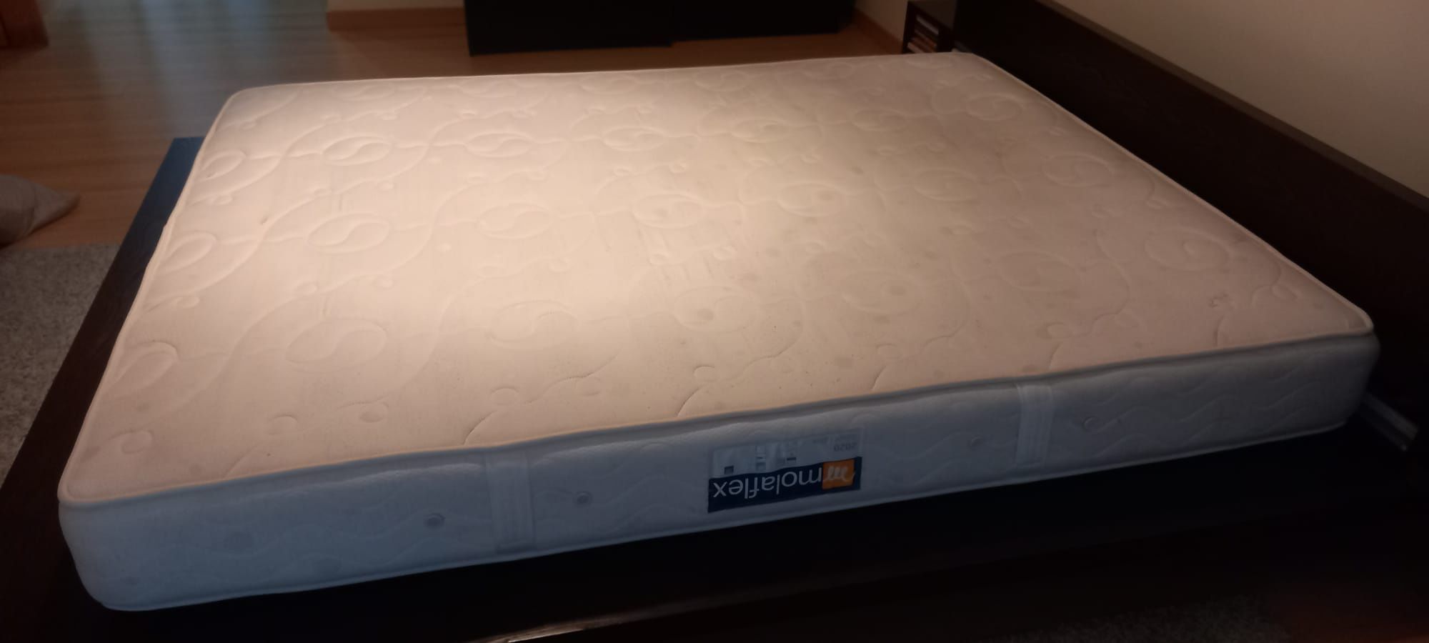 Cama casal com cabeceiras incorporadas e colchão
