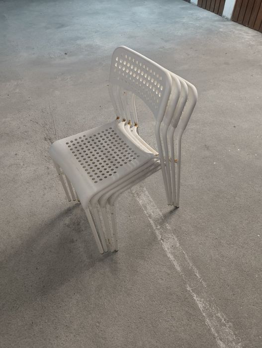 4 cadeiras de plástico e pernas de metal
