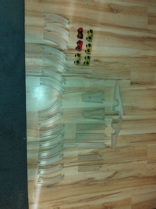 Drewniany pociąg z torami