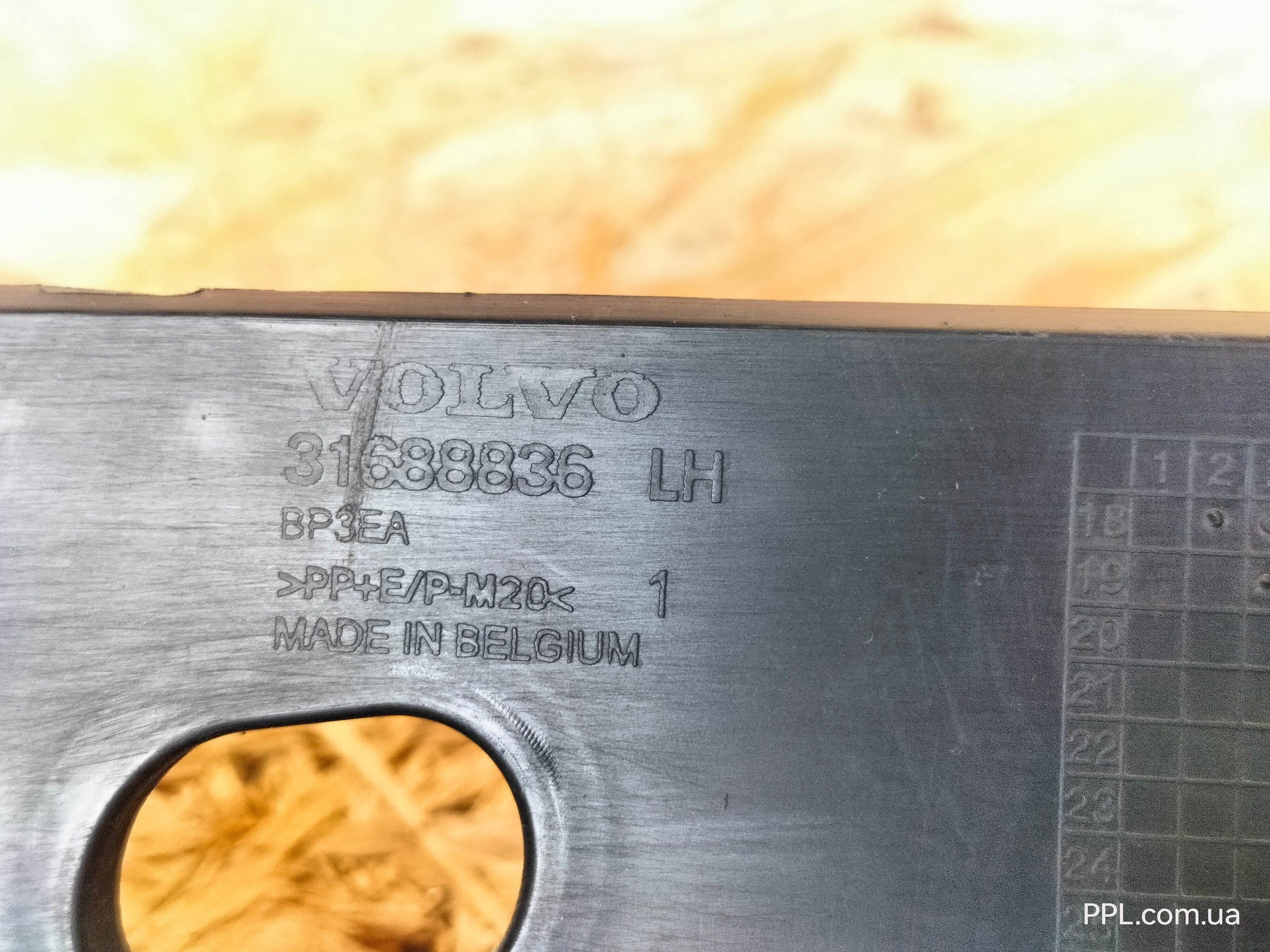 Volvo V60 II 18-21 Накладка бампера задняя левая кронштейн 31688836