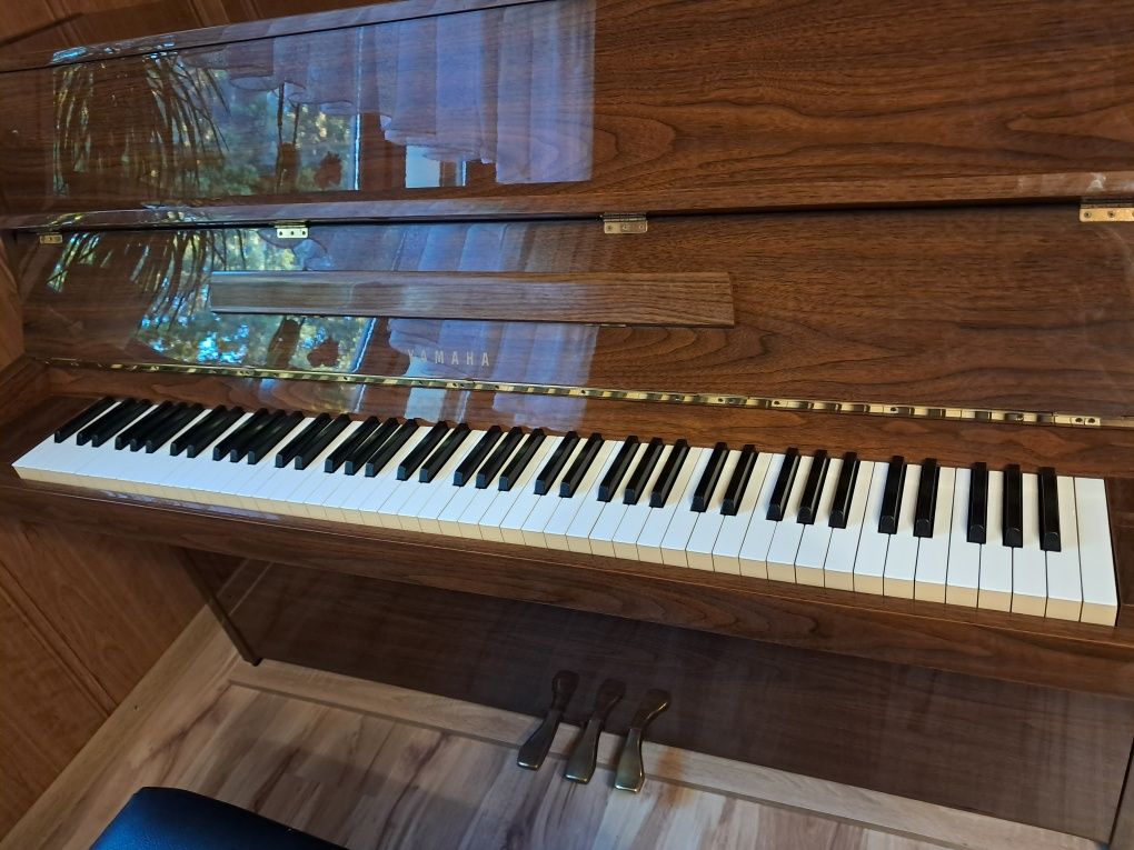 Pianino YAMAHA z połyskiem