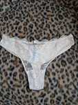 Nowe stringi, w kolorze ekri,
