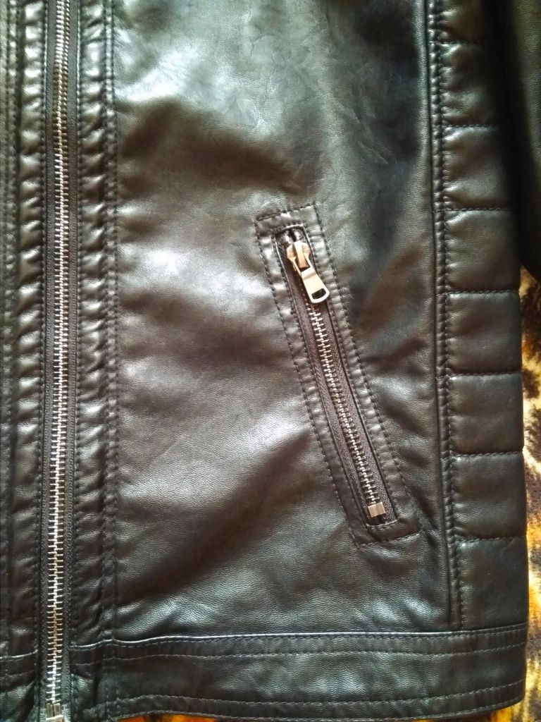 Крутая куртка из кожзама H&M на 8-10 лет.
