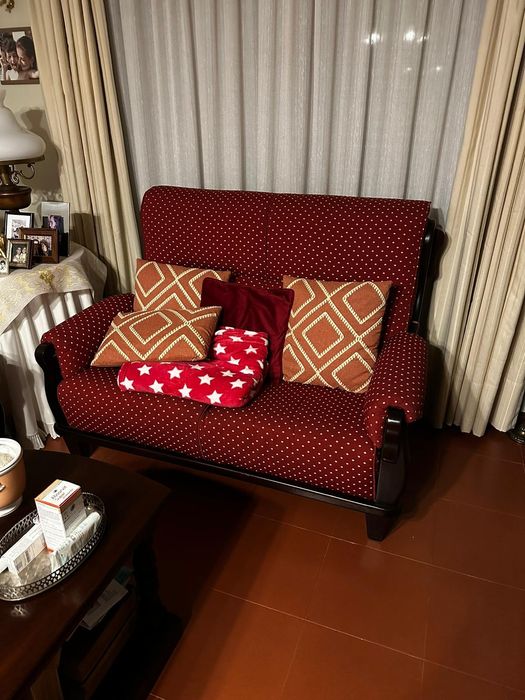 Sofás tecido e madeira