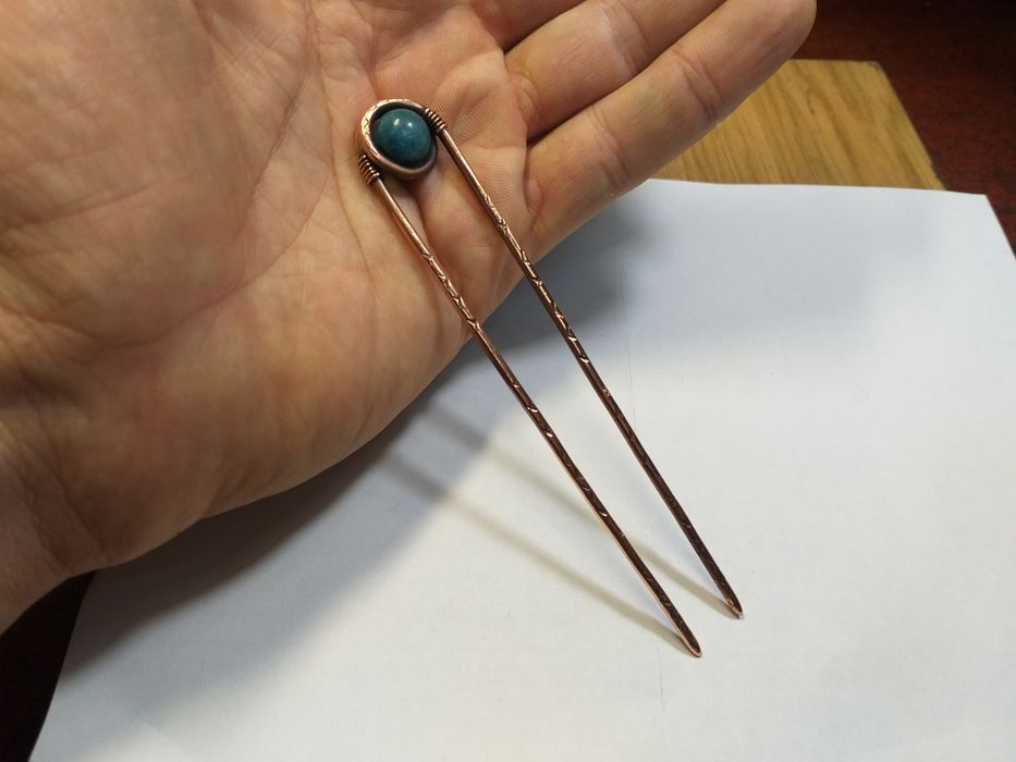 Заколка для волосся для зачісок. 
Ручна робота, мідь, натуральний камі