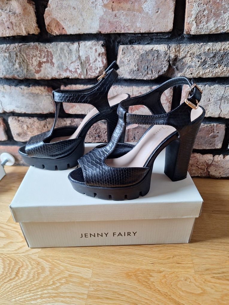 Buty na słupku. Sandały na platformie 38