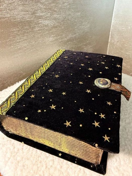 Książka–szkatułka ręcznie robiona