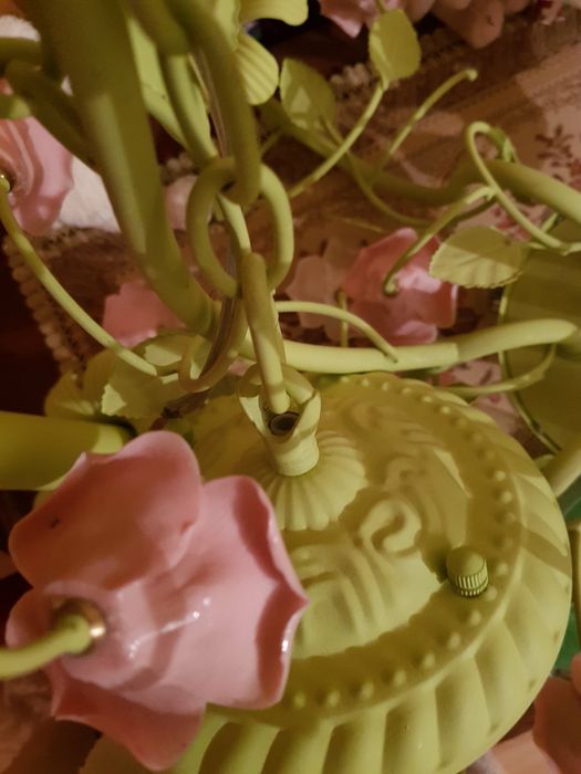 Красивая кованная люстра с плафонами