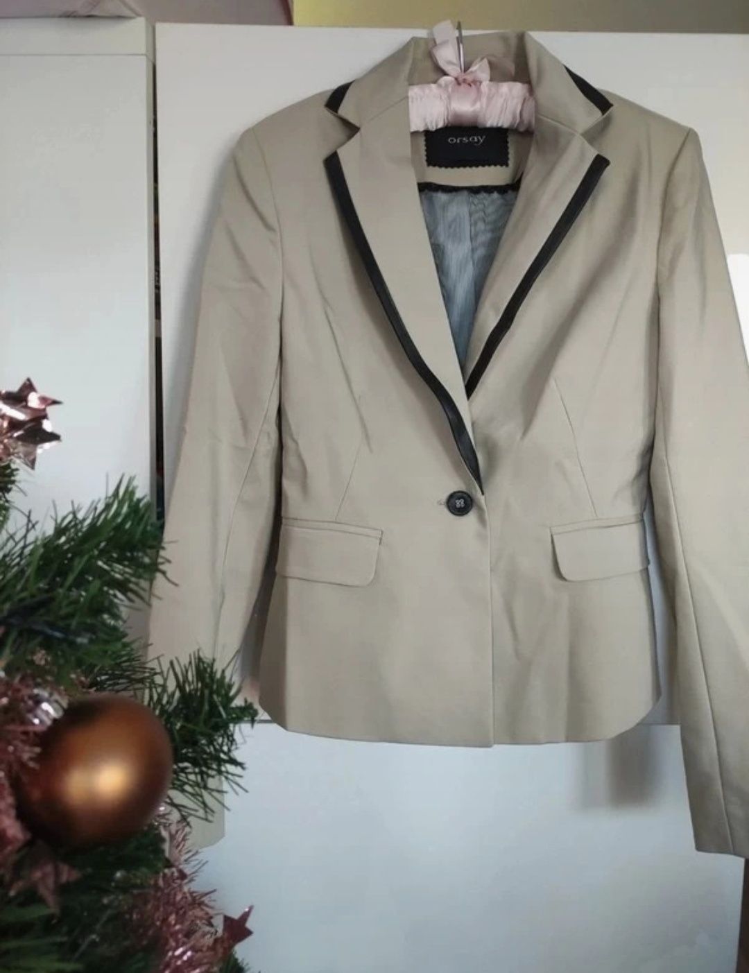 Beżowa elegancka marynarka żakiet z czarnymi wstawkami.