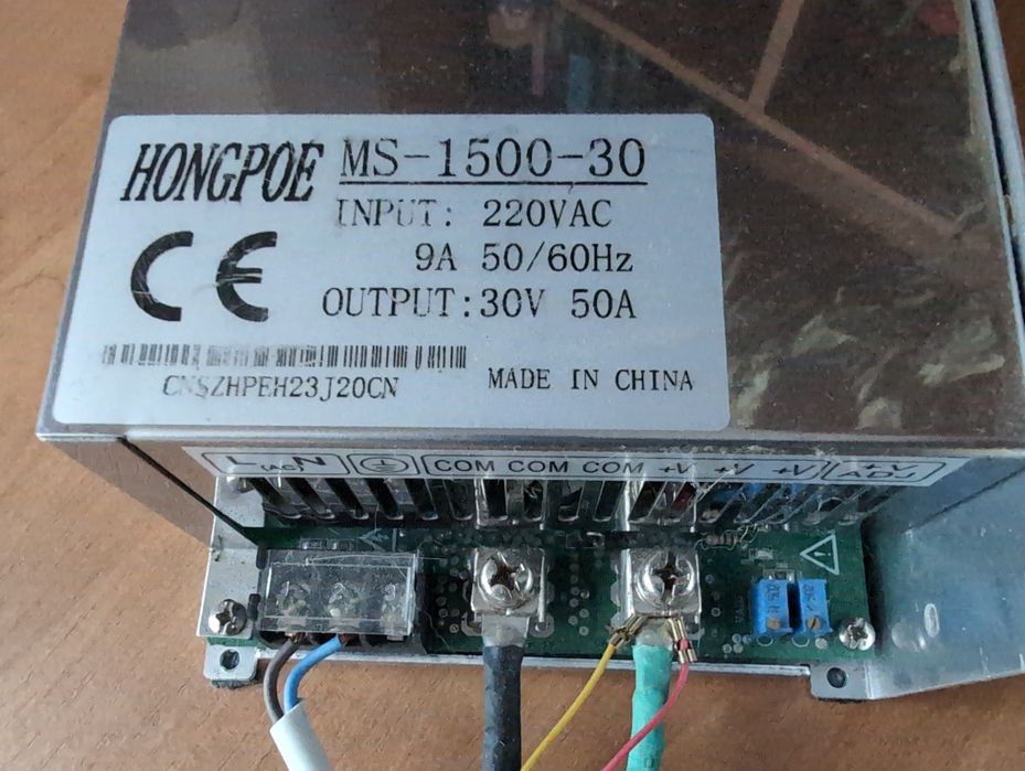 Зарядний пристрій/джерело живлення