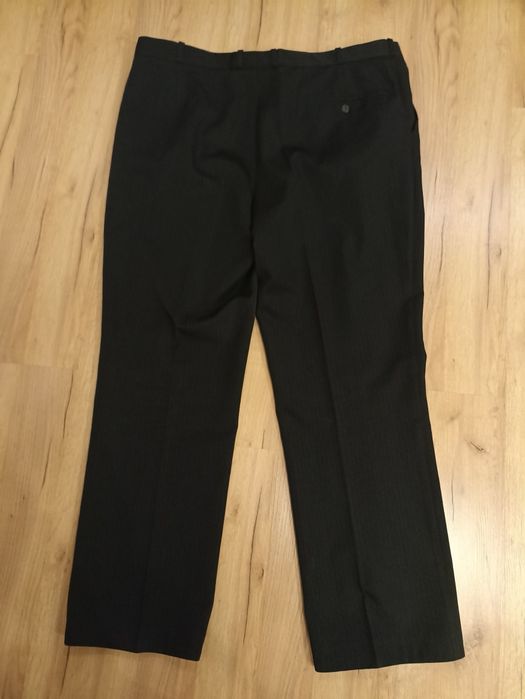 Garnitur czarny w delikatne prążki