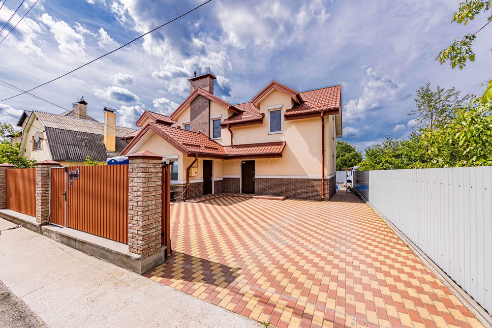 Продаж будинку дуплексу  в місті Київ. басейн .ГАЗ. генератор.підвал