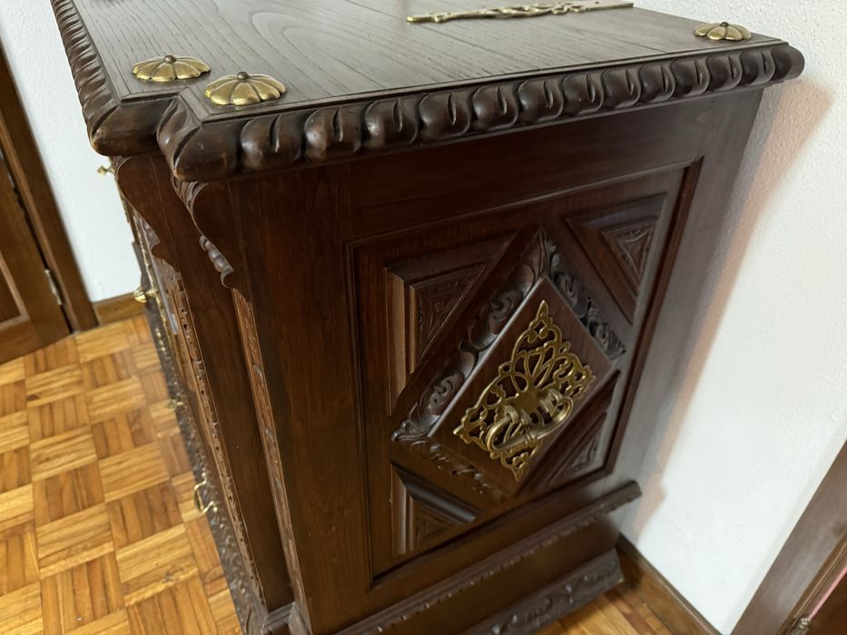 Arca em talha manual