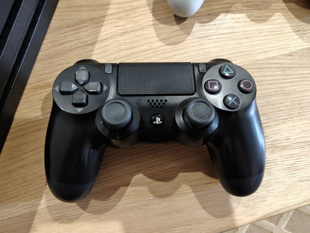 PlayStation 4 Pro 1TB, 2 pady