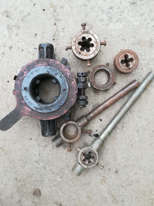 Клупп  новий для нарізки різьби плашки