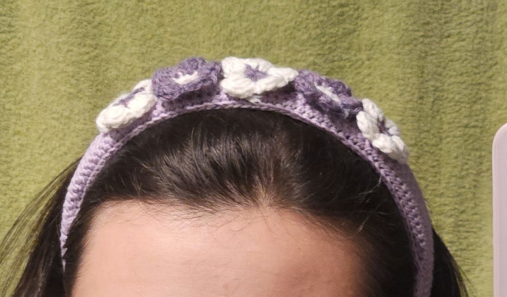 Ręcznie robiona na szydełku opaska z kwiatkami.