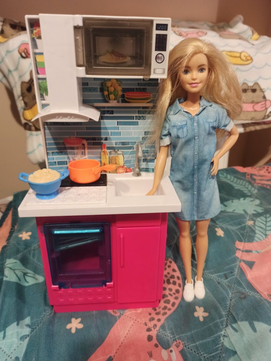 Lalka barbie z mini kuchnią